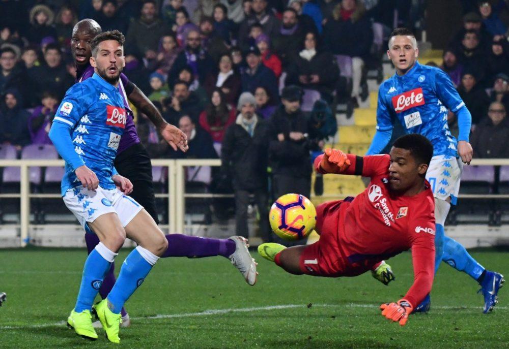 Vi ricordate il tuffo di Mertens in Fiorentina-Napoli (con rigore inesistente annesso)? Il belga l'ha rifatto in Turchia e gli avversari..