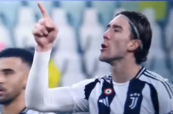 Le telecamere di Dazn pizzicano Vlahovic in panchina, il labiale contro Gatti dopo il tocco di mano: "Ma cosa fa? Io non lo capisco"