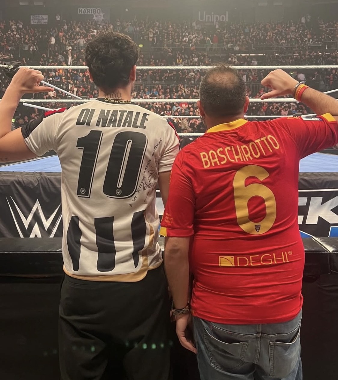 He promised us and he did it again: Alyosha at the WWE event in Bologna in a black and white jersey (PHOTOS)