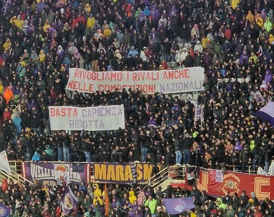 FOTO FN - Curva Fiesole doesn't stand for it and raises its voice over reduced capacity. Purple fans' protest..