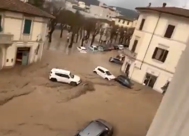 Tuscany is under water again: critical situation in Sesto Fiorentino, Arno worries in Florence. Flooding also in Campo di Marte. And the match against Juventus..