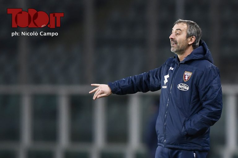 Lecce-Torino, Giallorossi's Curva Nord banner lights up the challenge