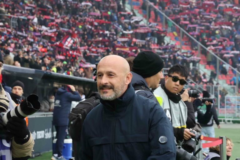Bologna's probable lineup: Italiano undecided on goalkeeper. Up front space for Dallinga