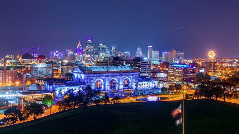 kansas-city-missouri-usa-downtown-cityscape-from-dusk-till-night-SBI-349941821