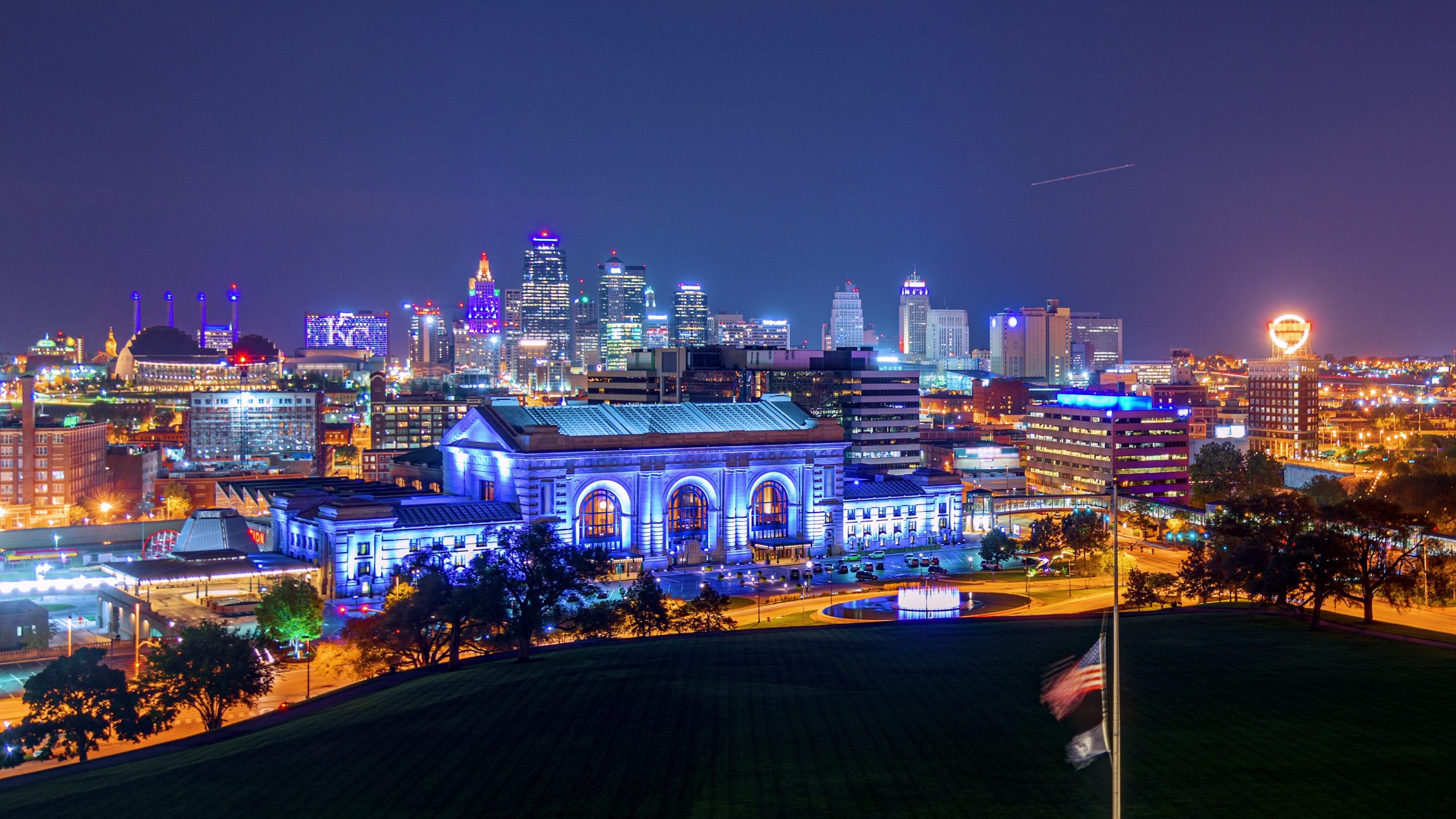 kansas-city-missouri-usa-downtown-cityscape-from-dusk-till-night-SBI-349941821