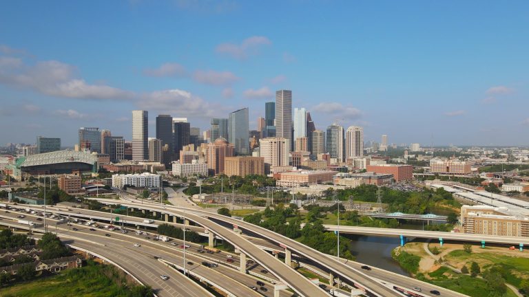 overlapping-highways-in-downtown-houston-texas-SBI-351607020